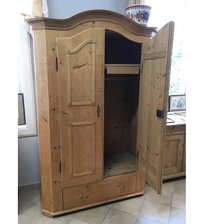 Kleiderschrank