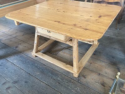 Rustikaler Naturholztisch