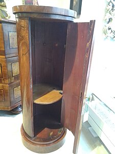 Rundes Beistellmöbel