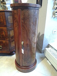 Rundes Beistellmöbel